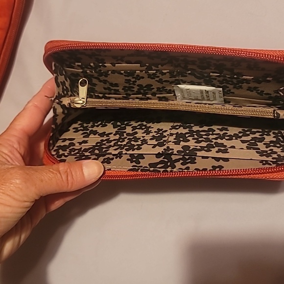 Red Travelon Wallet. NEW - Picture 2 of 4